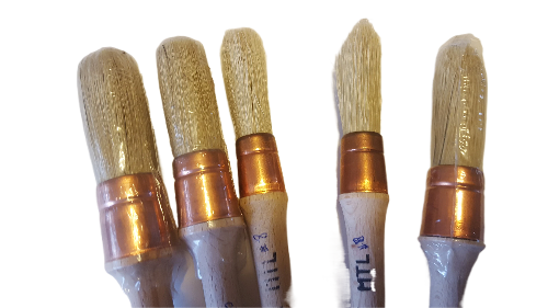 artist sash paint brushes with wooden handles and bristles